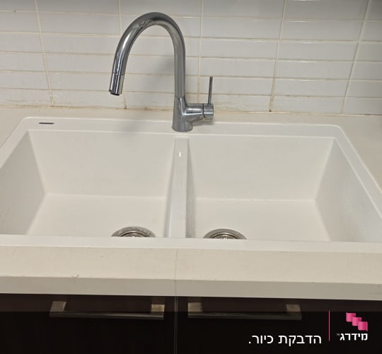 משטח שיש למטבח וכיור כפול לבן מותקן בתוכו